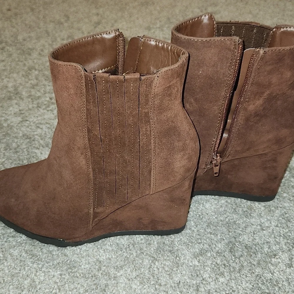 Shoe Dazzle Chestnut Wedge Ankle Booties